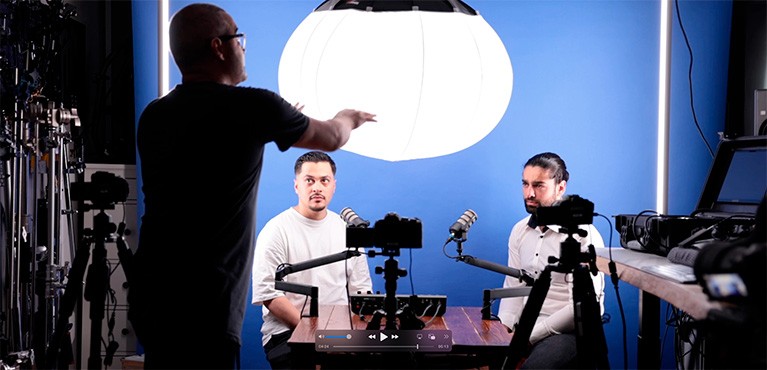 Wie arrangiert man Kameras, Hintergrund und Licht im Podcast-Studio