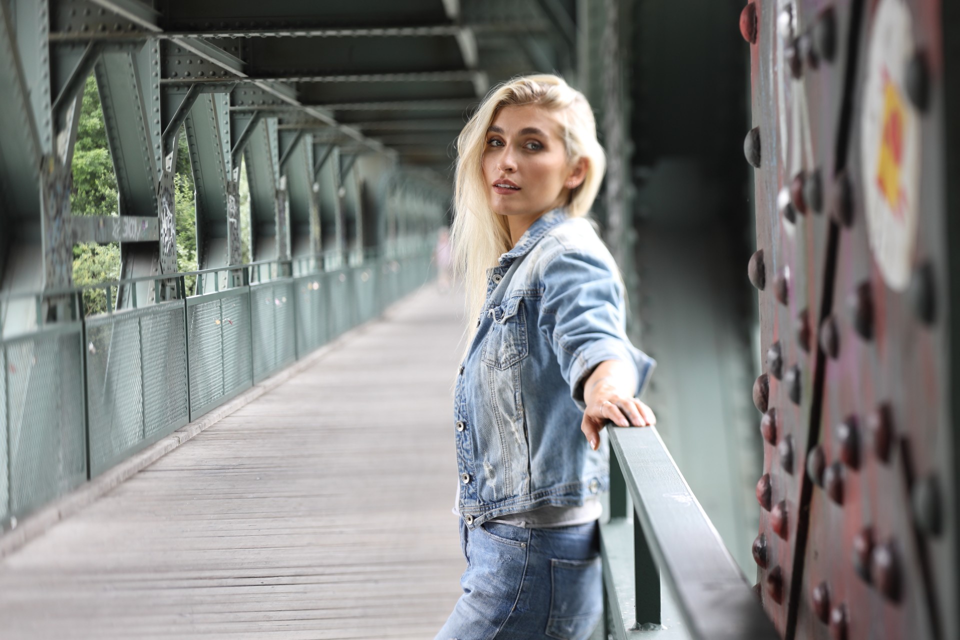 Klone Frau auf Brücke