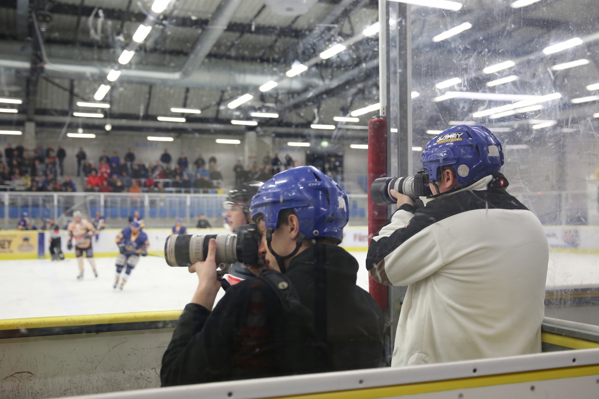Männer fotografiert Eishockey mit Helm