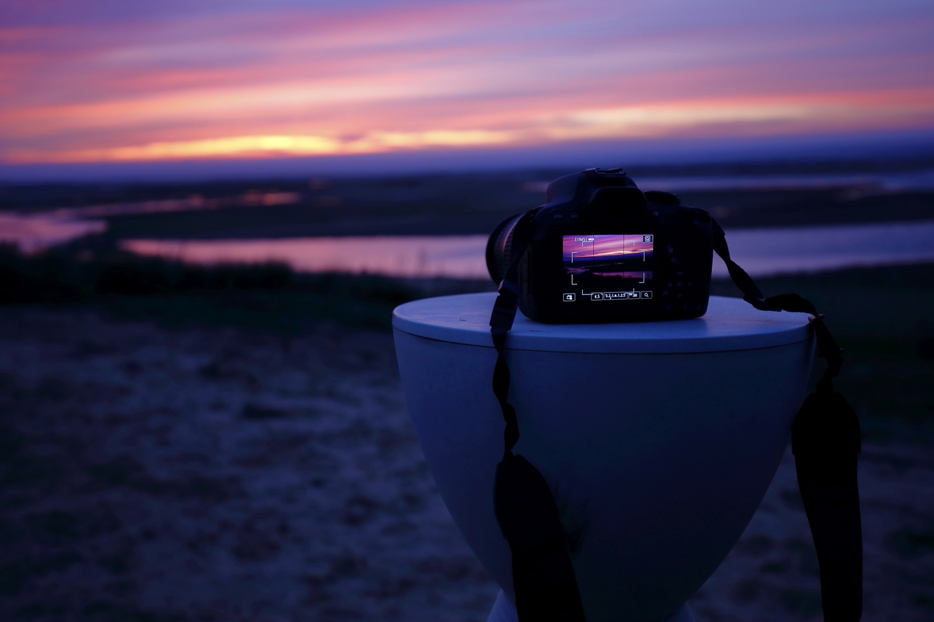 Sonnenaufgang am Meer mit Kamera im Vordergrund